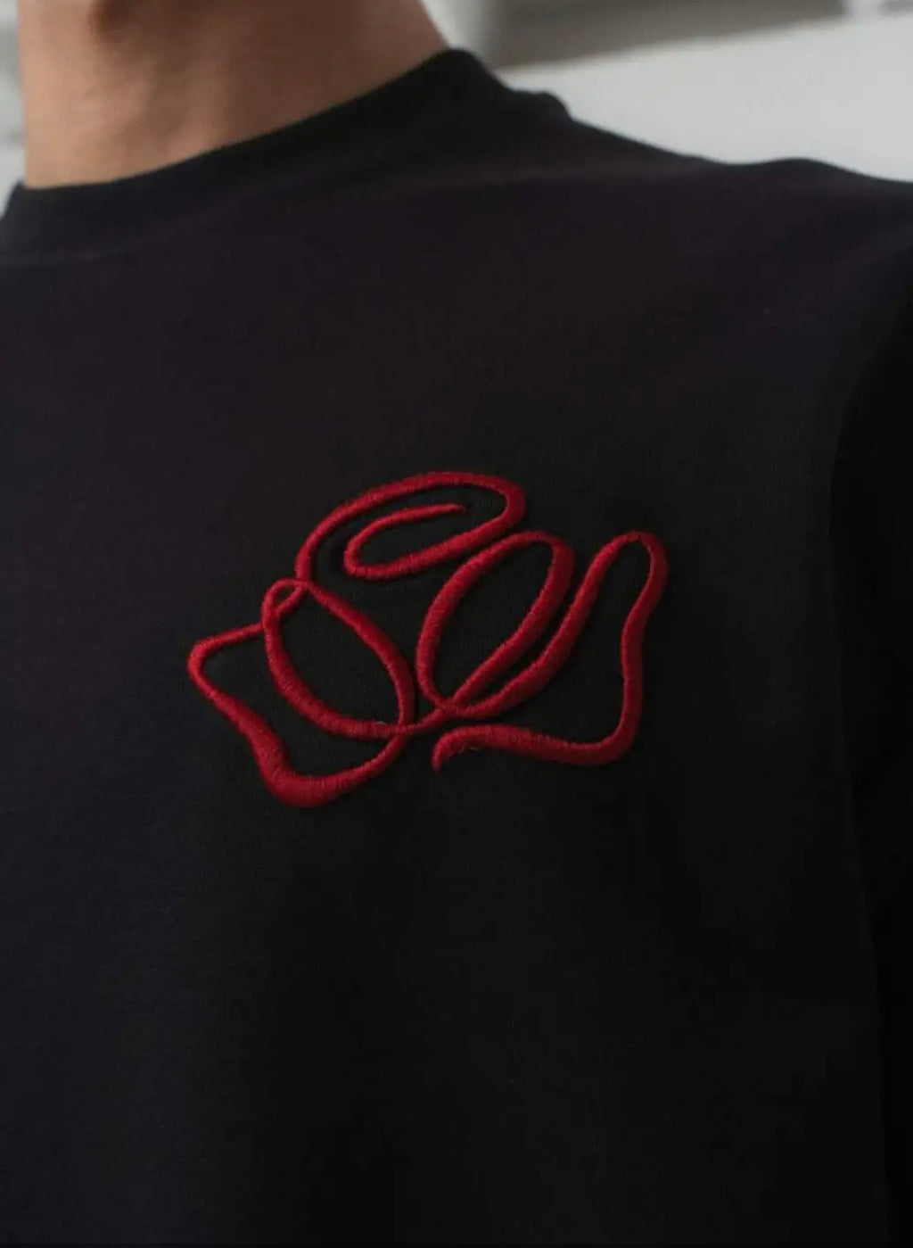 ONE ROSE TEE